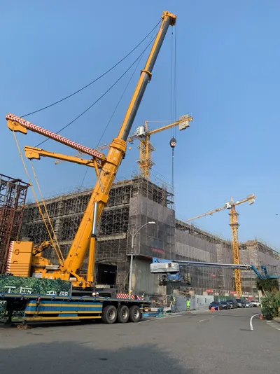 Montaje industrial con grúa de gran tonelaje